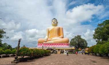 Dambulla, Sri Lanka - 8 Eylül 2015. Dambulla, Sri Lanka'daki tapınaktaki Dev Buda. Sri Lanka'da yaklaşık 6.000 Budist manastırı bulunmaktadır..