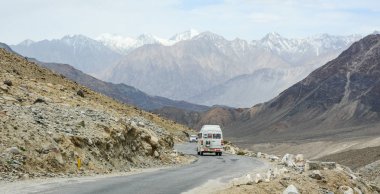 Ladakh, Hindistan - 18 Temmuz 2015. Ladakh, Hindistan dağ yolunda turist arabaları. Ladakh, Jammu & Keşmir eyaletinin en yüksek platosudur ve büyük bir kısmı 3000 metrenin üzerindedir..