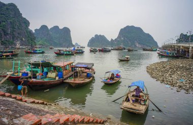 Ha Long, Vietnam - 23 Mayıs 2017. Ha Long, Vietnam'da balıkçı iskelesi. Ha Long Bay, Unesco Dünya Mirası Listesi'nde yer alan ve popüler bir seyahat noktasıdır..