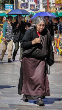 Tibet, Çin - 30 Ağustos 2012. Lhasa, Tibet, Çin'de meydanda yürüyen insanlar. Tibet, Orta Asya'daki Tibet Platosu'nun büyük bir kısmını kapsayan tarihi bir bölgedir..