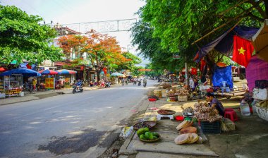 Hanoi, Vietnam - 24 Mayıs 2016. Hanoi, Vietnam'daki Eski Mahalle'nin sokak pazarı. Eski Mahalle'nin 2000 yıllık bir geçmişi vardır ve şehrin ebedi ruhunu temsil eder..