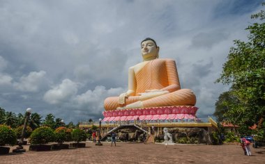 Dambulla, Sri Lanka - 8 Eylül 2015. Dambulla, Sri Lanka'daki tapınaktaki Dev Buda. Sri Lanka'da yaklaşık 6.000 Budist manastırı bulunmaktadır..