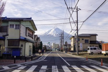 Kawaguchiko, Japonya - 4 Aralık 2016. Kawaguchiko, Japonya'da Fuji Dağı yakınlarındaki küçük kasaba.