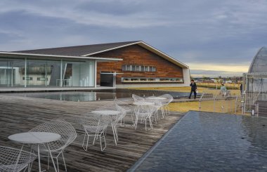 Nagoya, Japonya - 16 Mar 2018. Nagoya, Japonya'da eko tatil gölet ile modern mimariler.