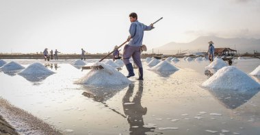 Nha Trang, Vietnam - 21. Nha Trang, Vietnam'da tarlada tuz toplayan insanlar. Tuz alanları Nha Trang en eşsiz yerlerinden biridir.