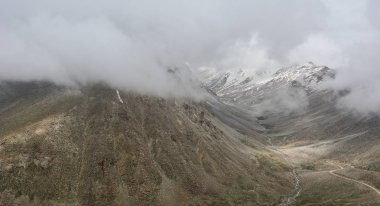 Ladakh, Hindistan'da sisli bir günde dağ manzarası. Ladakh, Jammu & Keşmir eyaletinin en yüksek platosudur ve büyük bir kısmı 3000 metrenin üzerindedir..