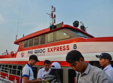 Rach Gia, Vietnam - 6 Nisan 2018. Rach Gia, Vietnam'daki Highspeed Feribot İskelesi'nde bekleyen yolcular.