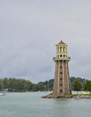 Taş deniz feneri ile mavi denizin Langkawi, Malezya.