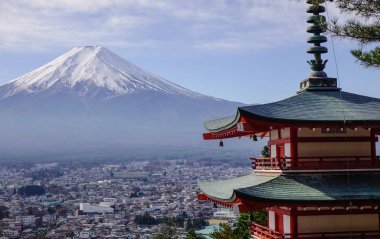 Sonbaharda güneşli bir günde Fuji Dağı ve Chureito Pagoda.