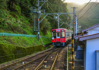 Osaka, Japonya - 24 Kasım 2016. Osaka, Japonya'daki Koya Dağı'ndaki (Koyasan) tren istasyonuna gelen bir tren.