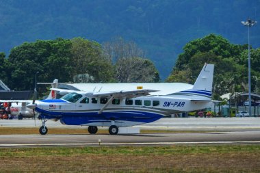 Langkawi, Malezya - 30. 9m-Par Cessna 208b Grand Caravan Ex Prima Air Langkawi Havaalanı pistinde taksi (Lgk).
