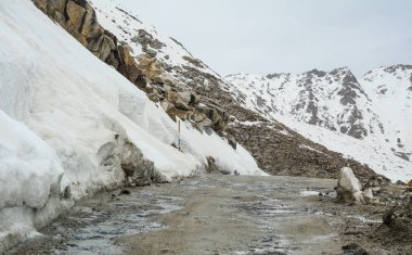 Ladakh, Hindistan'da tehlikeli kar yolu. Ladakh, Jammu & Keşmir eyaletinin en yüksek platosudur ve büyük bir kısmı 3000 metrenin üzerindedir..