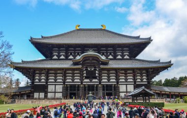 Nara, Japonya - Nis 10, 2019. İnsanlar Nara, Japonya'daki Todaiji Tapınağı'nı ziyaret ediyor. Todai-ji Nara en popüler turistik ve Unesco Miras Sitesi.