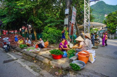 Hanoi, Vietnam - 24 Mayıs 2016. Hanoi, Vietnam'daki Eski Mahalle'nin sokak pazarı. Eski Mahalle'nin 2000 yıllık bir geçmişi vardır ve şehrin ebedi ruhunu temsil eder..