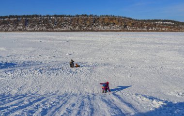 Heilongjiang, Çin - 19 Şubat 2018. Heilongjiang Eyaleti, Kuzey Çin'de kar nehri üzerinde oynayan insanlar.