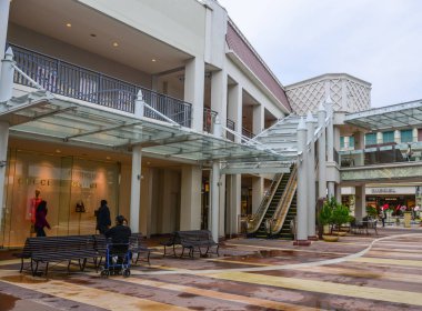 Nagoya, Japonya - 16 Mar 2018. Nagoya, Japonya'daki Mitsui Oulet Parkı. Bu Japonya'da en büyük ve en iyi outlet alışveriş merkezi alışveriş.