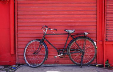 Port Louis, Mauritius - 13 Ocak 2017. Port Louis, Mauritius eski tuğla duvara karşı Vintage bisiklet.