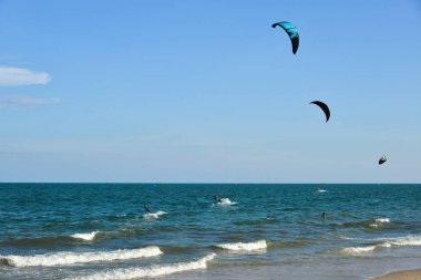 Phan Thiet, Vietnam - 15 Mayıs 2018. Mui Ne Town, Phan Thiet, Vietnam yaz gününde mavi denizde parasailing oynamak.