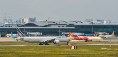 Saygon, Vietnam - 15 Nisan 2018. Yolcu uçakları Saygon Tan Son Nhat Havaalanı'nda kalkış için pist üzerinde taksi (Ho Chi Minh City), Vietnam.