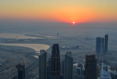 Dubai, Bae - 7 Aralık 2018. Gün doğumunda Dubai Şehrinin havadan görünümü. Burç Halife Binası'nın çatısında manzara.
