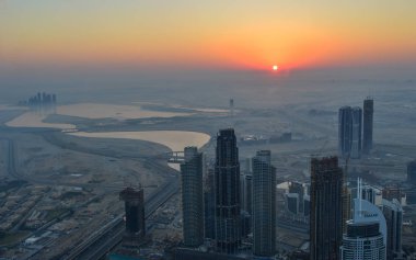 Dubai, Bae - 7 Aralık 2018. Gün doğumunda Dubai Şehrinin havadan görünümü. Burç Halife Binası'nın çatısında manzara.