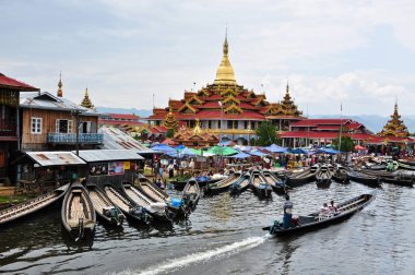 Hpaung Daw U Pagoda inle Gölü, Shan State, Myanmar (Burma etrafında park edilmiş geleneksel tekneler ile yüzen köyün merkezinde).