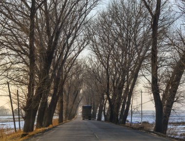 Harbin, Çin - 25 Şubat 2018. Arabalar Harbin, Çin kırsal yolda çalıştırın. Harbin, Çin'in kuzeydoğusundaki Heilongjiang eyaletinin başkentidir..