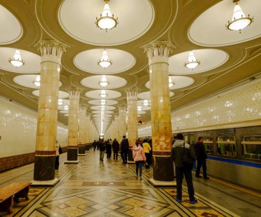 Moskova, Rusya - 16 Ekim 2016. Moskova şehir merkezinde metro istasyonunda yürüyen insanlar, Rusya.