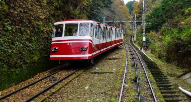 Osaka, Japonya - 24 Kasım 2016. Osaka, Japonya'daki Koya Dağı'na giden demiryolu nda çalışan bir teleferik.