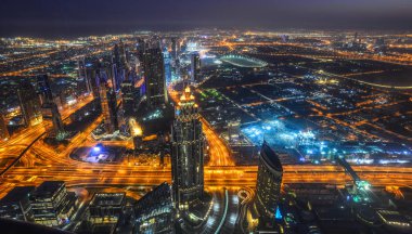 Dubai, Bae - 7 Aralık 2018. Gece Dubai City'nin havadan görünümü. Burç Halife Binası'nın çatısından manzara.