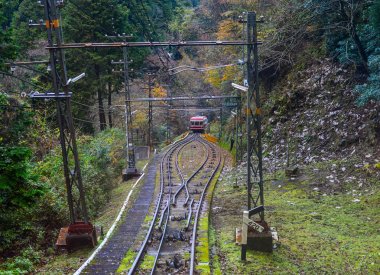 Kansai, Japonya'daki Koya Dağı'na (Koyasan) giden demiryolu nda çalışan bir teleferik.