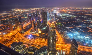 Dubai, Bae - 7 Aralık 2018. Gece Dubai City'nin havadan görünümü. Burç Halife Binası'nın çatısından manzara.