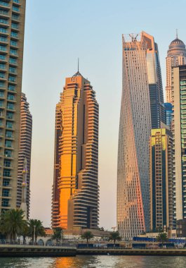 Dubai, Bae - 6 Aralık 2018. Gün batımında Dubai Marina'daki gökdelenler, Birleşik Arap Emirlikleri.