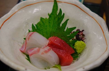 Nagoya, Japonya'daki geleneksel restoranda taze sashimi.