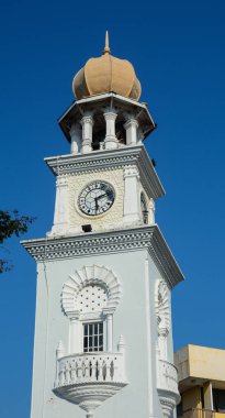 Penang, Malezya'daki George Town'da Saat Kulesi. George Town Penang Malezya adasının renkli çok kültürlü başkenti.