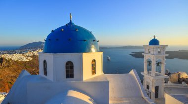 Santorini Adası'ndaki Antik Yunan Ortodoks kilisesi. Santorini dünyanın en popüler adalarından biridir.