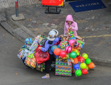 Saygon, Vietnam - 2 Şubat 2019. Saygon (Ho Chi Minh City), Vietnam sokakta renkli oyuncaklar satan bir satıcı.