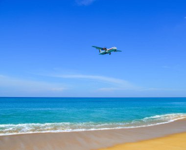 Phuket, Tayland - 4 Nisan 2019. 9m-Lmr Malindo Air Atr 72-600 Phuket Havaalanı yakınındaki kum plaj üzerinde iniş (Hkt).
