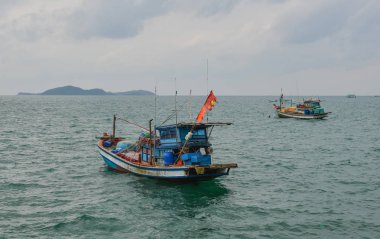 Vietnam 'daki Nam Du Adası' na demirleyen ulusal bayraklı ahşap tekneler..