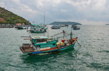 Kien Giang, Vietnam - 6 Nisan 2018. Kien Giang, Vietnam güneşli bir günde Nam Du Adası'nda yanaşan ahşap tekneler.