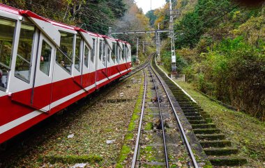 Osaka, Japonya - 24 Kasım 2016. Osaka, Japonya'daki Koya Dağı'na giden demiryolu nda çalışan bir teleferik.