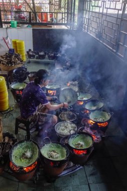 An Giang, Vietnam - 2 Eylül 2017. An Giang, Vietnam'da geleneksel yemek pişiren bir adam. Giang, Vietnam'ın güneyinde, Kamboçya'ya komşu bir eyalettir..