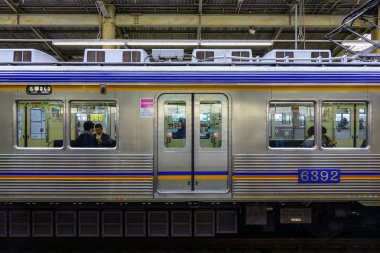Osaka, Japonya - 24 Kasım 2016. Jr Tren İstasyonu'nda duran bir tren. Japonya'da demiryolu sistemi dakiklik ve güvenlik için yüksek bir üne sahiptir.