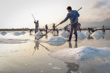 Nha Trang, Vietnam - 21. Nha Trang, Vietnam'da tarlada tuz toplayan insanlar. Tuz alanları Nha Trang en eşsiz yerlerinden biridir.