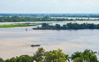 An Giang güneşli bir günde Mekong Nehri, Güney Vietnam.