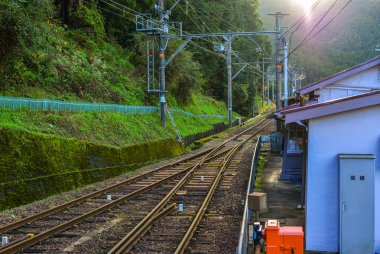 Osaka, Japonya - 24 Kasım 2016. Osaka, Japonya'daki Koya Dağı'ndaki tren istasyonu. Japonya'da demiryolu sistemi dakiklik ve güvenlik için yüksek bir üne sahiptir.