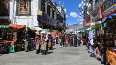 Tibet, Çin - 30 Ağustos 2012. Lhasa, Tibet, Çin şehir merkezindeki insanlar. Tibet, Orta Asya'daki Tibet Platosu'nun büyük bir kısmını kapsayan tarihi bir bölgedir..