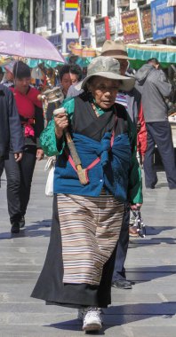 Tibet, Çin - 30 Ağustos 2012. Lhasa, Tibet, Çin ana meydanında yerel halk. Tibet, Orta Asya'daki Tibet Platosu'nun büyük bir kısmını kapsayan tarihi bir bölgedir..
