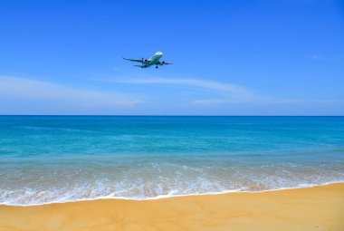 Phuket, Tayland - 4 Nisan 2019. Hs-Txj Thai Smile Airbus A320 Phuket Havaalanı yakınındaki kum plaj üzerinde iniş (Hkt).