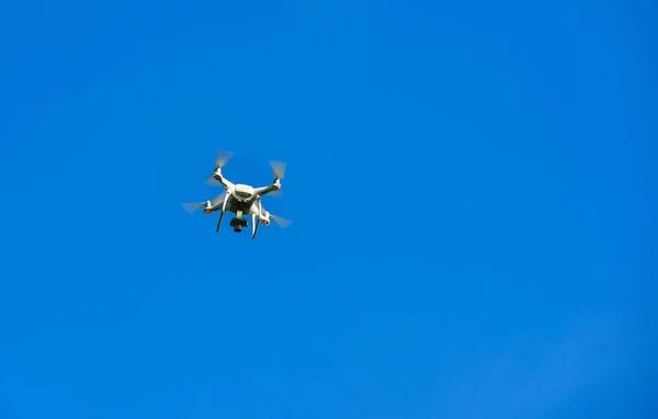 Zbliżenie Drona Flycam Przeciwko Błękitnym Niebem Słoneczny Dzień — Zdjęcie stockowe